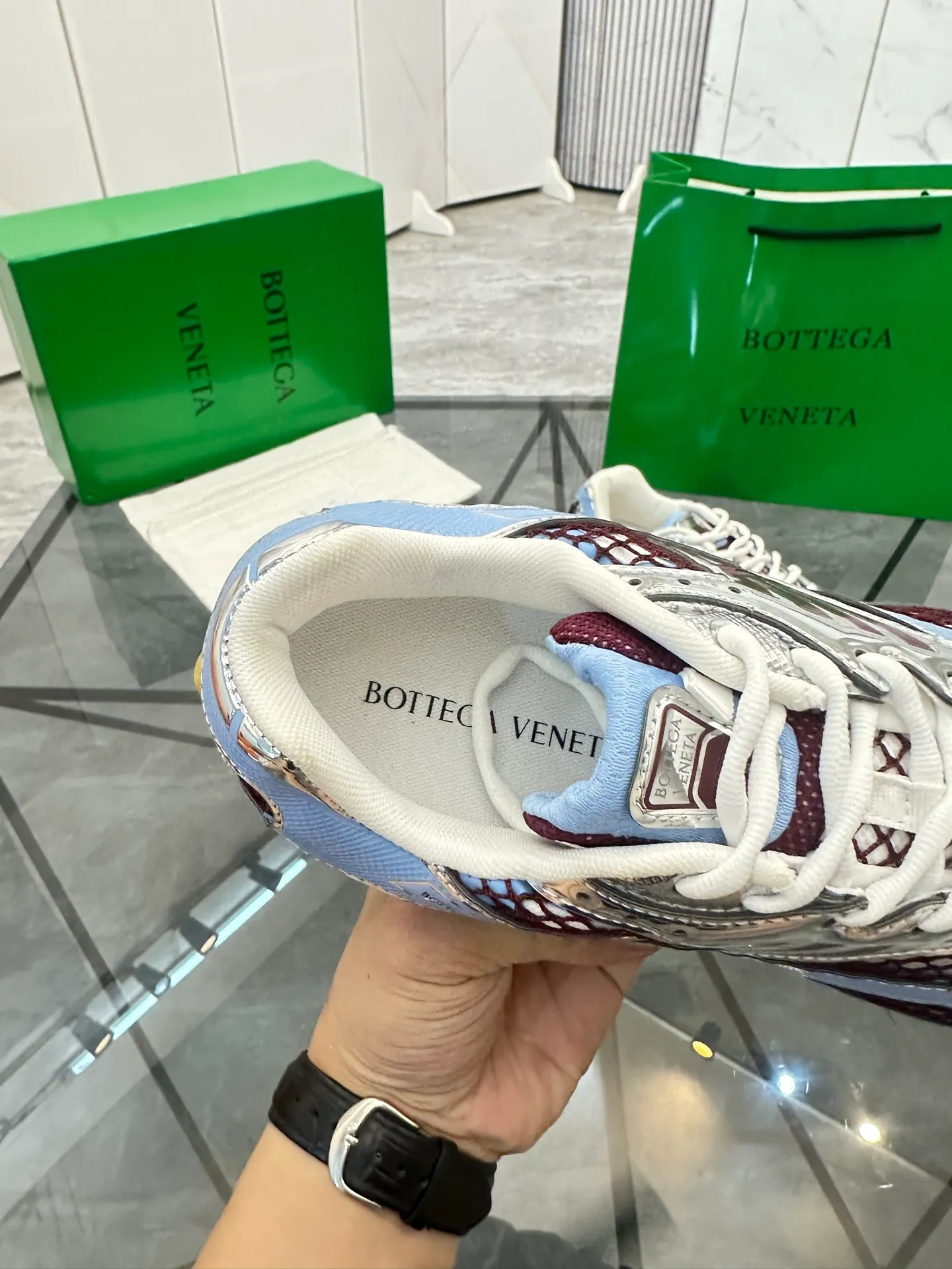 Factory men's shoes 💰: 620💰 (top version) BV Orbit sneakers Wang Yibo's same style couple's dad shoes Runner sneakers, made of lightweight technical mesh fabric. Matched with geometric pattern designed rubber outsole Wang Zha series high version Look for the package craftsmanship The actual height is much higher, but the legs are still slim. Very nice and playable and durable Matching to the standard 💯 Package shoe technology Look for the high version The outsole is made of color-blocked TPU outsole Women's model 35 36 37 38 39 40 41 (40 41 customized) Men's model 38 39 40 41 42 43 44 45. (Customized size 38 45.46) No. H345